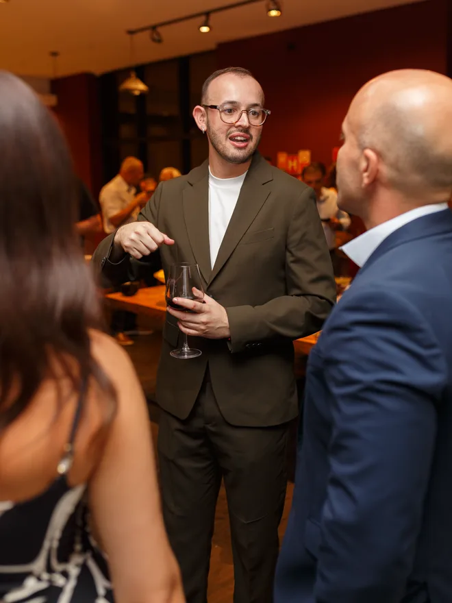 Lucas Resende conversando com dois convidados durante o evento