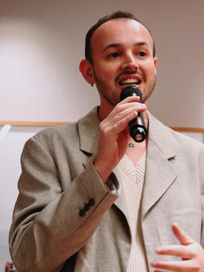 Lucas Resende, CEO da Aproxima, falando ao microfone
